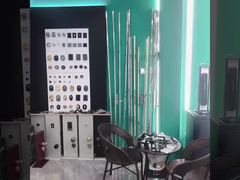 একটি ঘনিষ্ঠ চেহারা: দস্তা এবং অ্যালুমিনিয়াম খাদ ডোর হ্যান্ডেল লক ফ্ল্যাট খোলা বাড়ির জন্য দরজা